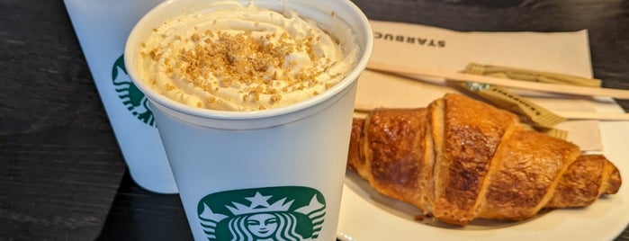 Starbucks is one of Krzysztofさんのお気に入りスポット.