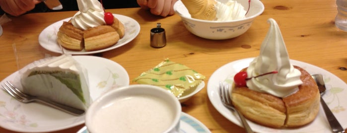 Komeda's Coffee is one of 喫茶店.