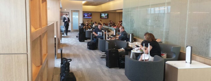 American Airlines Admirals Club is one of Tempat yang Disukai Chris.