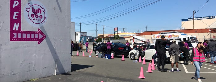 Lyft Bayshore Driver Center is one of Rexさんのお気に入りスポット.