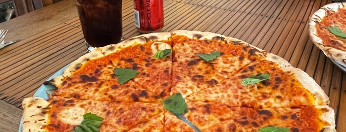 Mamma Mia Pizza & Pasta is one of убуд.