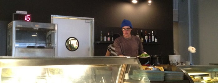 Future Shark Cafeteria & Day Lounge is one of Jeff'in Beğendiği Mekanlar.