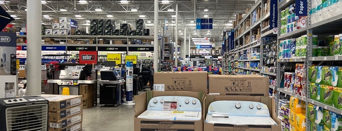 Lowe's is one of Lugares favoritos de Christopher.