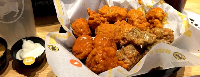 Buffalo Wild Wings is one of Corasounさんのお気に入りスポット.