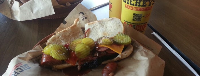 Dickey's Barbeque Pit is one of Locais curtidos por Dianey.