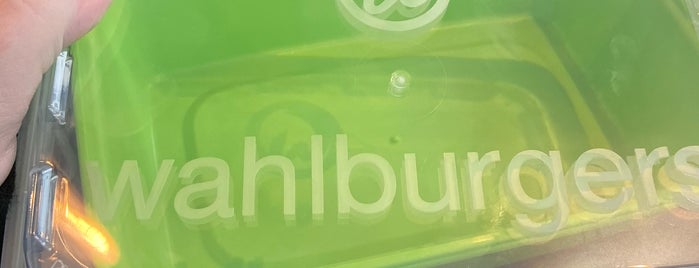 Wahlburgers is one of Lieux qui ont plu à thadd.