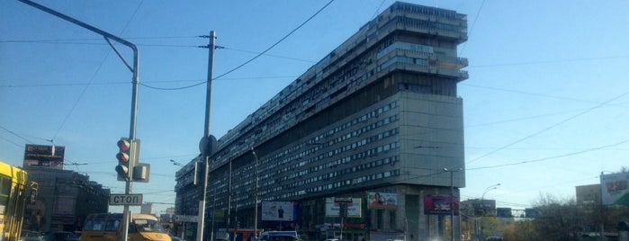 Площадь Серпуховская Застава is one of Фразы 2.