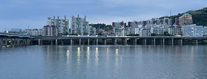 Gwangnaru Hangang Park is one of Andyさんのお気に入りスポット.