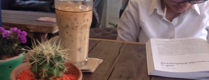 The Coffee Bar Nimman is one of Chiang Mai working cafes.
