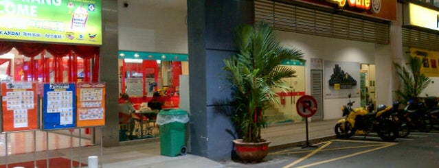 Fatty Cafe is one of Tempat yang Disukai ꌅꁲꉣꂑꌚꁴꁲ꒒.