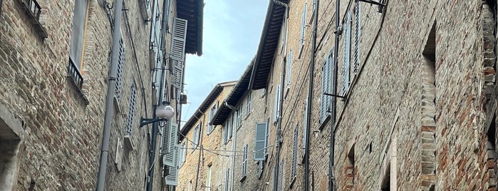 Urbino is one of Italia.