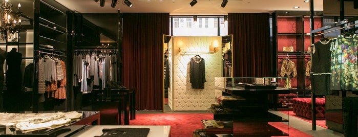 Dolce & Gabbana is one of Tempat yang Disukai Yaron.