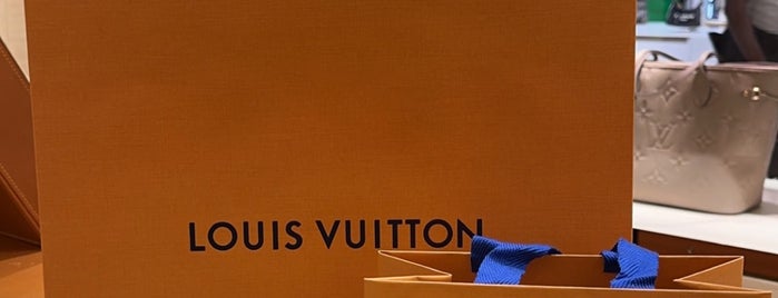 Louis Vuitton is one of Tempat yang Disukai Kevin.