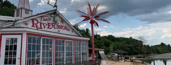 Tim's Rivershore Restaurant and Crabhouse is one of Tempat yang Disukai Kevin.
