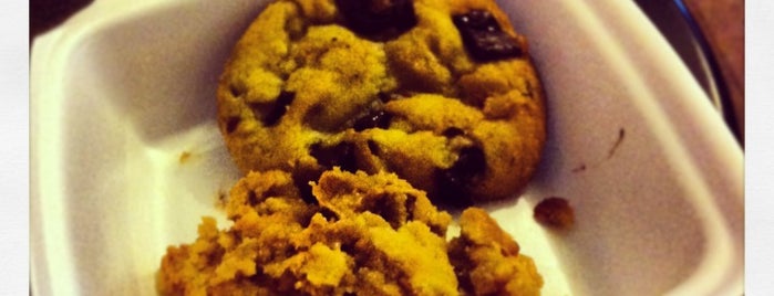 Insomnia Cookies is one of Lugares favoritos de Aaron.