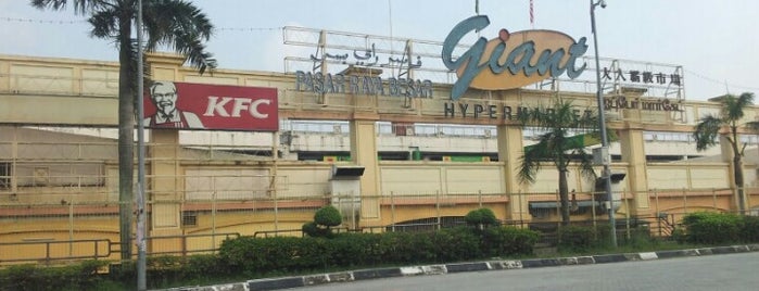 Giant Hypermarket is one of Shopping Heavens in Johor Bahru.