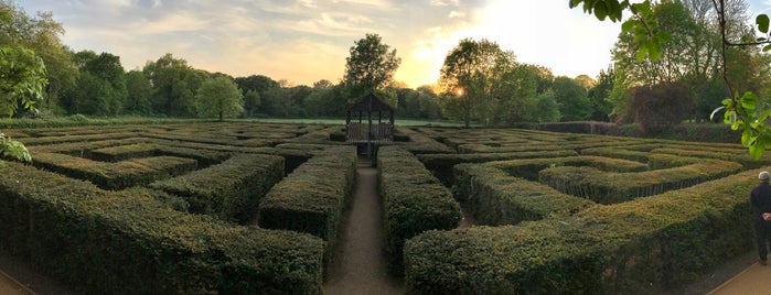 Mazes and labyrinths in London