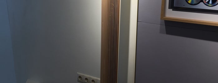 Bang & Olufsen is one of Romanさんのお気に入りスポット.