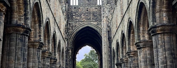 Kirkstall Abbey is one of Tempat yang Disukai Carl.