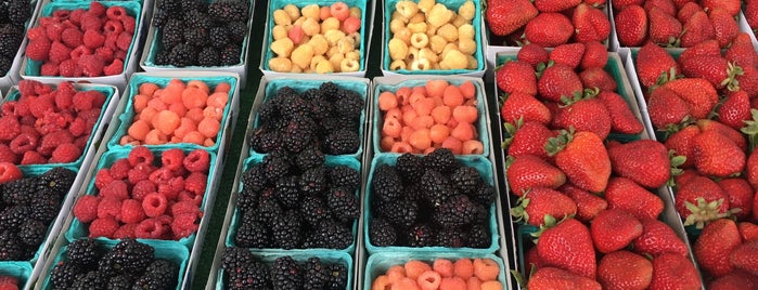 Santa Barbara Certified Farmers Market is one of Emmaさんのお気に入りスポット.
