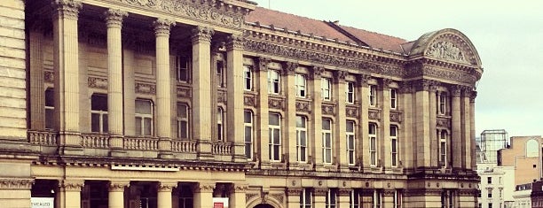 Birmingham Museum & Art Gallery is one of Birmingham.