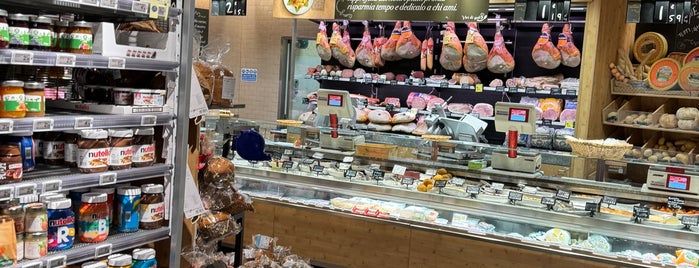 Carrefour Market is one of Milan Guide.