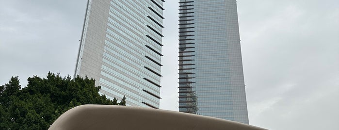 Emirates Towers is one of Els'in Beğendiği Mekanlar.