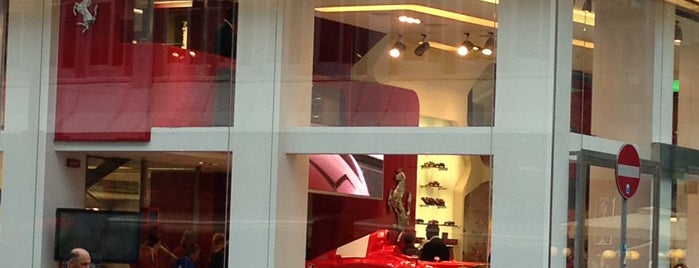 Ferrari Store is one of Orte, die Roger gefallen.