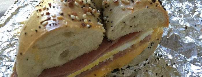 Goldberg's Famous Bagels is one of Locais curtidos por Tamara.