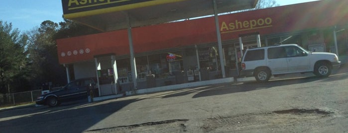 Ashepoo Gas Station is one of Derrickさんのお気に入りスポット.
