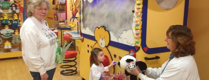 Build-A-Bear Workshop is one of Daveさんのお気に入りスポット.