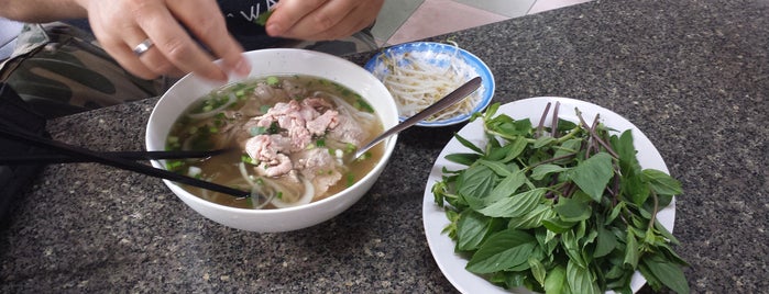 Phở Quỳnh is one of Lugares favoritos de Andrew.