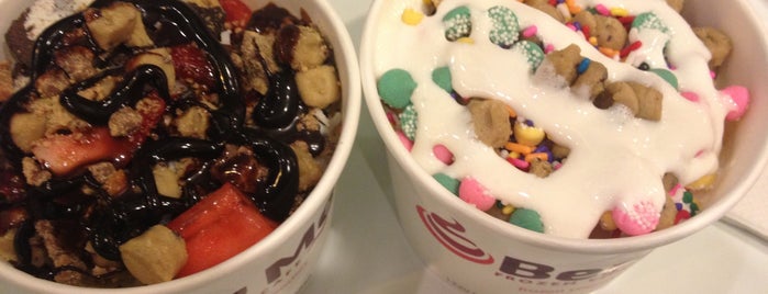 Berry Me Frozen Yogurt & Cafe is one of Froyo.