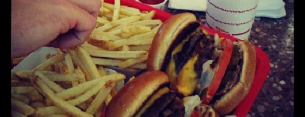 In-N-Out Burger is one of Posti che sono piaciuti a Niki.