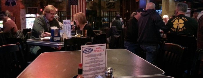 Joe Kool's Bar & Grill is one of Lugares favoritos de Megan.