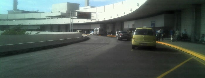 Terminal 1 is one of Locais curtidos por Karol.