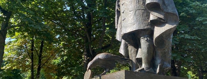 Statue de Jean de La Fontaine (Le Corbeau et le Renard) is one of Francie.