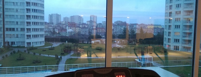 White Side Gym&Sports Center is one of Posti che sono piaciuti a Celal.