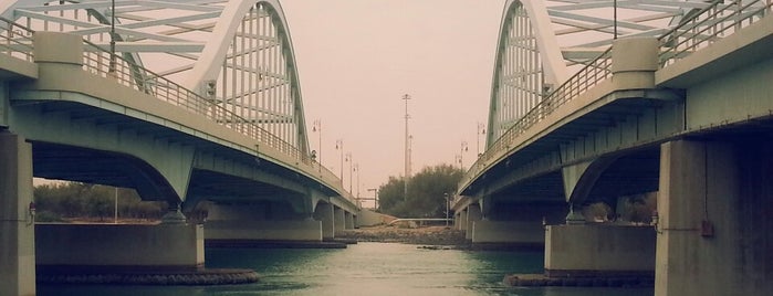 Al Maqtaa Bridge جسر المقطع is one of สถานที่ที่ Aysha ถูกใจ.