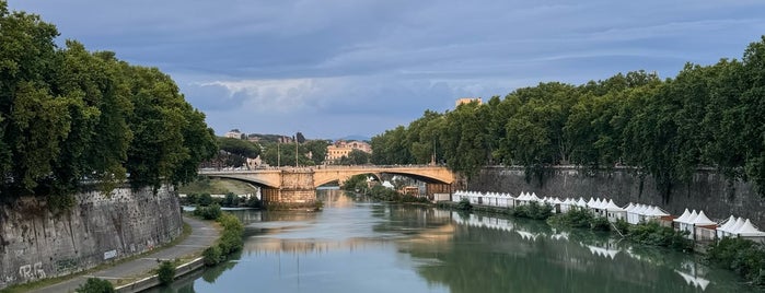 Ponte Sisto is one of Rome attractions.