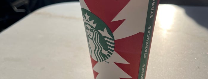 Starbucks is one of Denizさんのお気に入りスポット.