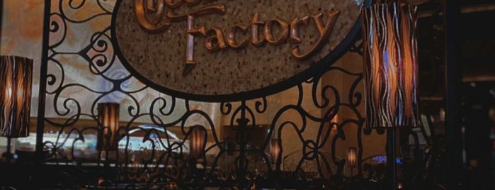 The Cheesecake Factory is one of Lugares favoritos de DrAbdullah.