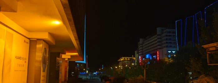西单商场 Xidan Shopping Center is one of Bin'in Beğendiği Mekanlar.