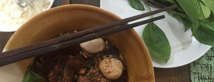 ก๋วยเตี๋ยวเรือ บ้านไม้ is one of Aroi Tao Poon.