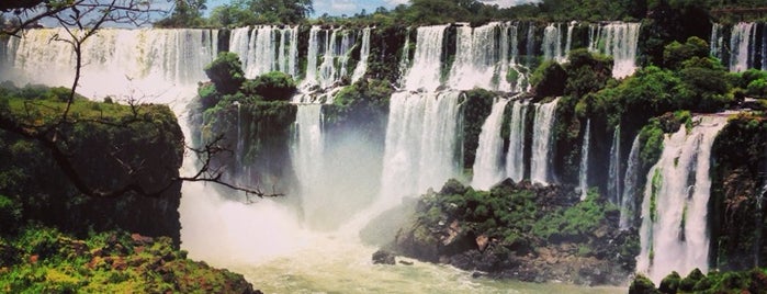 Cataratas del Iguazú is one of lonely planet.