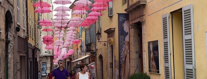 Le Croissant Rose is one of Grasse.