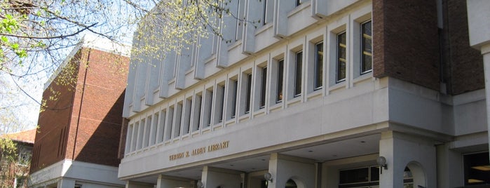Vernon R Alden Library is one of Tempat yang Disukai Mollie.