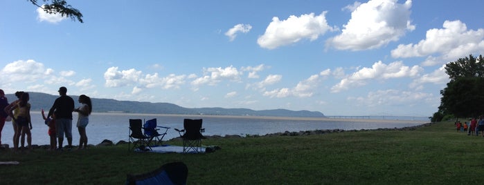 Dobbs Ferry Waterfront Park is one of River town area.