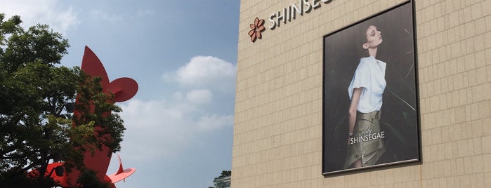 SHINSEGAE Department Store is one of Lugares favoritos de EunKyu.