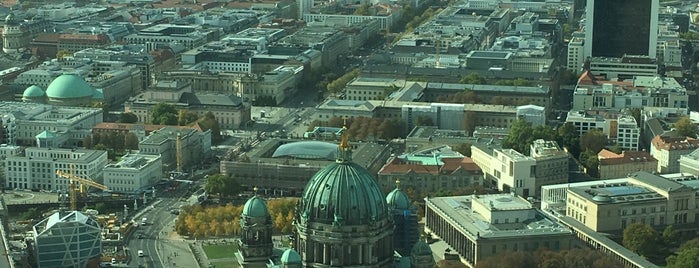 Berliner Fernsehturm is one of สถานที่ที่ Adriano ถูกใจ.